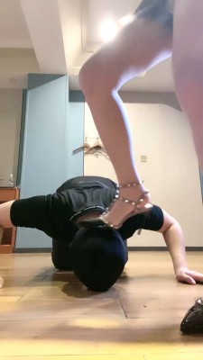 【台湾踩踏俱乐部】台湾双s狠毒鞭打踹头皮鞭抽 YC-220527-4