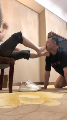 【台湾踩踏俱乐部】台湾双s狠毒鞭打踹头皮鞭抽 YC-220527-4