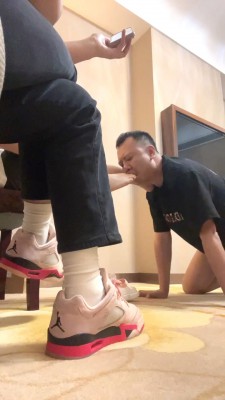 【台湾踩踏俱乐部】台湾双s狠毒鞭打踹头皮鞭抽 YC-220527-4