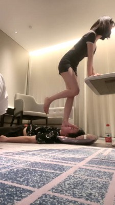 【婧児小主】晓G全语言GTS Crush双靴小奴隶们戏谑嘲笑把龙虾踩成肉酱 YC-220523-7