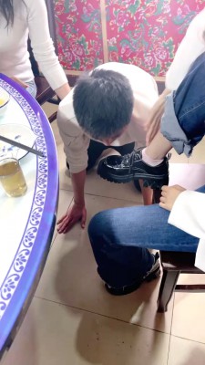 【婧児小主】晓G全语言GTS Crush双靴小奴隶们戏谑嘲笑把龙虾踩成肉酱 YC-220523-7