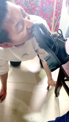 【婧児小主】晓G全语言GTS Crush双靴小奴隶们戏谑嘲笑把龙虾踩成肉酱 YC-220523-7