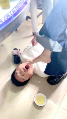 【婧児小主】晓G全语言GTS Crush双靴小奴隶们戏谑嘲笑把龙虾踩成肉酱 YC-220523-7