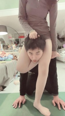 【子怡】用鞋袜给毯子胸口刮痧 YC-220602-4