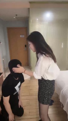 【惑心】脚耳光跺裆肉丝狂虐母狗