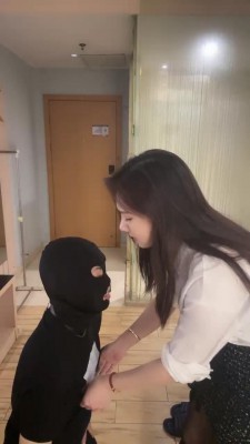 【惑心】脚耳光跺裆肉丝狂虐母狗