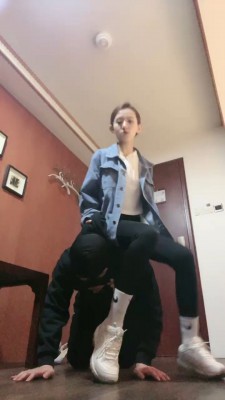 【惑心】脚耳光跺裆肉丝狂虐母狗