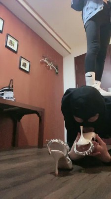 【惑心】脚耳光跺裆肉丝狂虐母狗