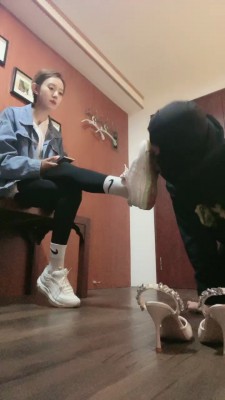 【惑心】脚耳光跺裆肉丝狂虐母狗