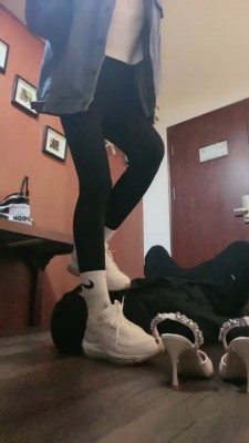 【惑心】脚耳光跺裆肉丝狂虐母狗
