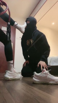 【惑心】脚耳光跺裆肉丝狂虐母狗