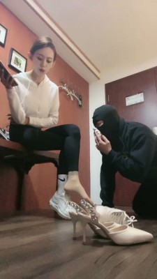 【惑心】脚耳光跺裆肉丝狂虐母狗