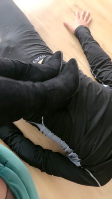 【惑心】脚耳光跺裆肉丝狂虐母狗