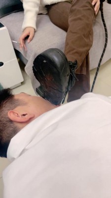 Kitty女王首调の丝足爆踩地毯