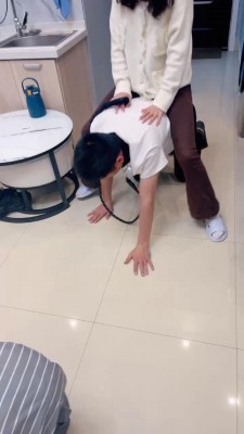 Kitty女王首调の丝足爆踩地毯