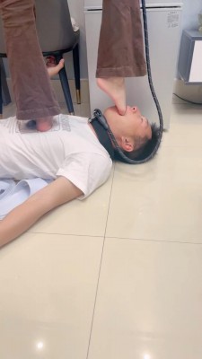 Kitty女王首调の丝足爆踩地毯