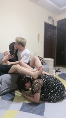 双女仆欺负碾压素人开发M下M-珂玥S女仆小姐姐丝足踩踏骑乘奴下奴小弟弟 YC-220616-4