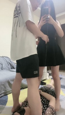 双女仆欺负碾压素人开发M下M-珂玥S女仆小姐姐丝足踩踏骑乘奴下奴小弟弟 YC-220616-4