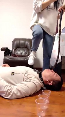 【惑心】黑丝脚虐母狗裆 超级精彩