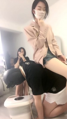 【贝琳】健身后的臭肉丝脚-狗子爬来舔主人健身后臭臭的丝袜脚 YC-220626-7