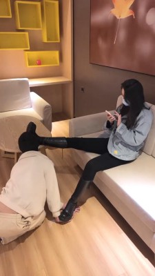【彼岸花】运动鞋暴踩废物，舔食鞋底 YC-220628-8
