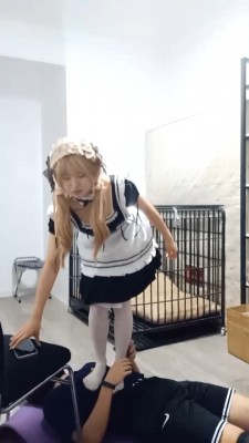 【婧児小主】三女S高跟丝袜踩脸玩奴 脚窒息脚掩埋 玩晓G的脚奴 俯身角度 YC-220621-3