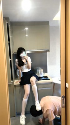 珂玥S丝袜脚喂食-女仆特奈踩踏羞辱M下M喝女王吐出来的酸奶舔丝袜脚YC-220624-3