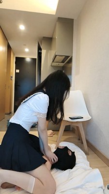 珂玥S丝袜脚喂食-女仆特奈踩踏羞辱M下M喝女王吐出来的酸奶舔丝袜脚YC-220624-3