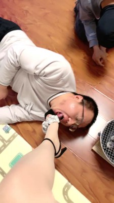 【台湾踩踏俱乐部】狠毒重刑测试奴性沁姐超重度鞭打踹头酷刑折磨 YC-220628-2