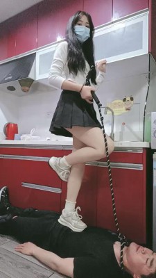 【兔粉粉】JK白丝踩脸窒息 YC-220711-3