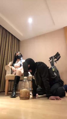 【兔粉粉】JK白丝踩脸窒息 YC-220711-3