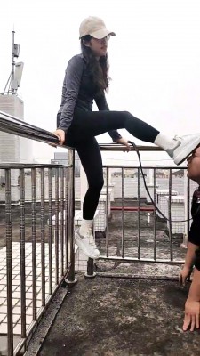 【素人星探】户外阳台小白鞋女神调-骑马踩踏虐乳/舔鞋袜 bf28159_HD绳艺资源