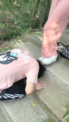 【欣欣】户外调-舔脏鞋/转胯爬行/揪耳朵/头顶鞋闻袜 bf28154_HD绳艺资源