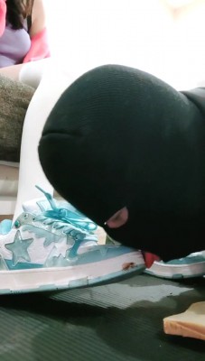 【真实】女神晴主和M讨论拍摄内容时被骂,恼羞成怒狠调嘴贱m 舔脚吃丝袜YC-220714-5