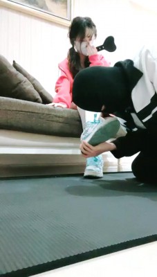 【真实】女神晴主和M讨论拍摄内容时被骂,恼羞成怒狠调嘴贱m 舔脚吃丝袜YC-220714-5