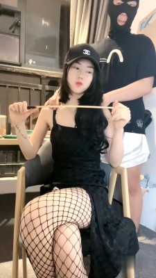 【珂玥】三女仆小姐姐调戏玩弄女仆小姐姐丝袜美脚跳踩踢打闻脚群虐臭狗奴YC-220719-4