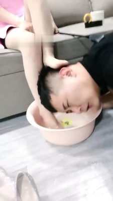 【珂玥】三女仆小姐姐调戏玩弄女仆小姐姐丝袜美脚跳踩踢打闻脚群虐臭狗奴YC-220719-4