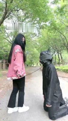 【桃幼幼】艺校女神户外遛狗-骑马爬行/小白鞋踢踹/踩踏 bf28374_HD绳艺资源