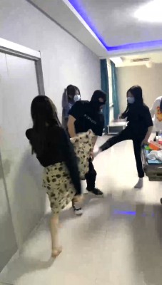 【精神小妹】5S素人学生主群殴-轮流爆踹踩踏/原味羞辱 bf28360_HD绳艺资源