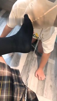 【萝莉酱】足球健将小玉首调 穿了半个多月没洗的脏袜子蹦跳踩踏闻舔臭脚