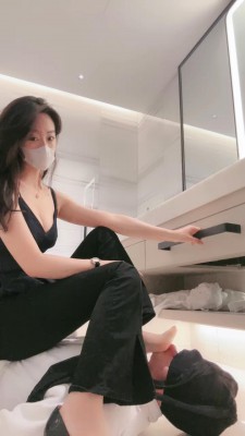 【00后蕬小乃】女M闻舔肉丝原味脚 YC-220725