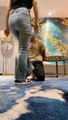 【00后蕬小乃】女M闻舔肉丝原味脚 YC-220725