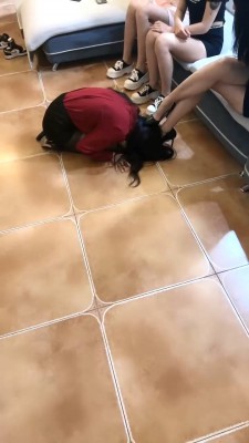 珂玥带18岁妹妹玩踩踏踢裆让狗奴舔脚-珂玥教坏素人妹妹-语言羞辱超刺激 YC-220704-4