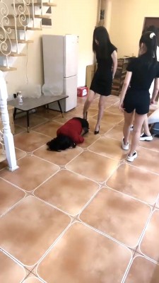 珂玥带18岁妹妹玩踩踏踢裆让狗奴舔脚-珂玥教坏素人妹妹-语言羞辱超刺激 YC-220704-4