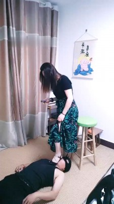 【LAPAPA】初六40码大脚跆拳道疯狂脚耳光强迫贱货舔脚 大脚踹扁贱狗 YC-220804-4