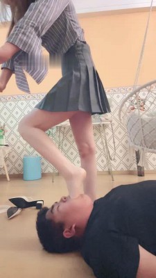 【珂玥】调戏护士反被揍 咸猪手色狼调戏护士小姐姐反被调教成舔脚狗 YC-220804-3