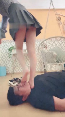 【珂玥】调戏护士反被揍 咸猪手色狼调戏护士小姐姐反被调教成舔脚狗 YC-220804-3