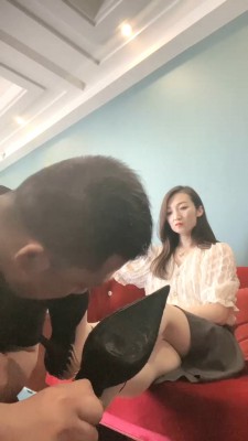 【彼岸花】美女挑逗服务员舔脚,沦为脚奴 YC-220806