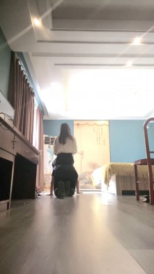 【彼岸花】美女挑逗服务员舔脚,沦为脚奴 YC-220806