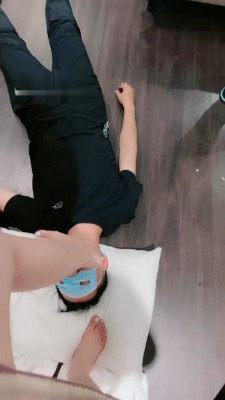 【W.K.T】—多人踩踏四眼小矮人 YC-220814-7